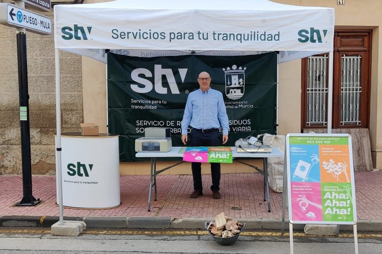 El servicio de recogida de residuos y limpieza viaria para el Ayuntamiento Alhama de Murcia AHA! ha vuelto hoy al mercado de la localidad para informar  sobre la recogida de muebles, enseres, voluminosos, pequeñas podas y escombros de obra.