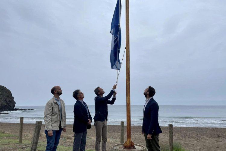 La bandera azul ya ondea en la cala de Calnegre