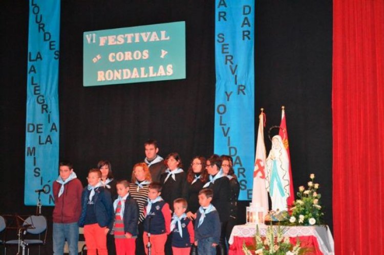Cinco agrupaciones musicales deleitan al público en el VI Festival de Coros y Rondallas a beneficio de la delegación de Lourdes de Totana