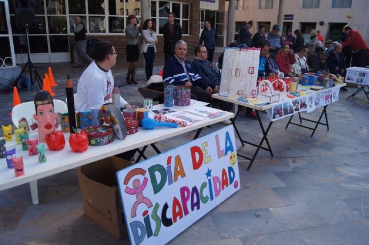 Todos los usuarios de los Centros de Día celebran el Día de la Discapacidad con la lectura de un manifiesto y actividades lúdicas en la Plaza la Balsa Vieja