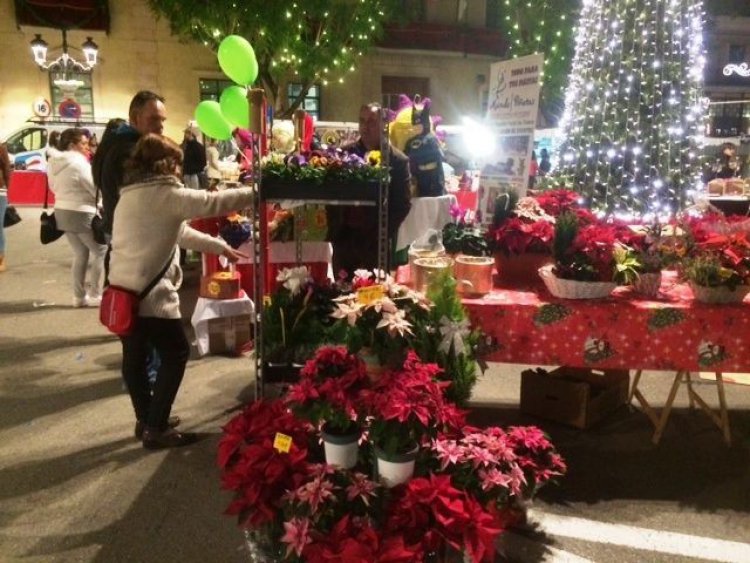 Comerciantes de Totana instalan Mercado de Navidad en la plaza de la Constitución durante toda la jornada dominical