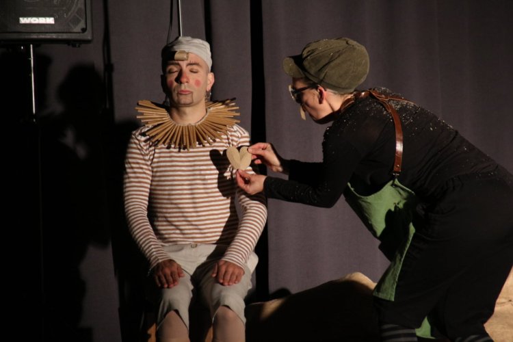 Pequeños y mayores han disfrutado del teatro infantil 'Pinocchio' en el salón de actos de la Casa de la Cultura.