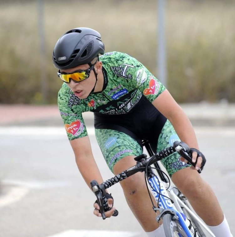 Los ciclistas totaneros Luis Cayuela y Juan Tejedor han competido este fin de semana por tierras valencianas.