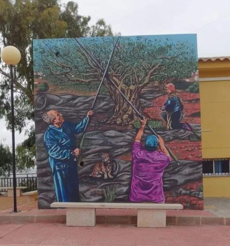 El Ayuntamiento de #Lorca finaliza el nuevo mural decorativo en  Rincón de los Carranzas, un homenaje a sus olivos milenarios y su histórico lavadero