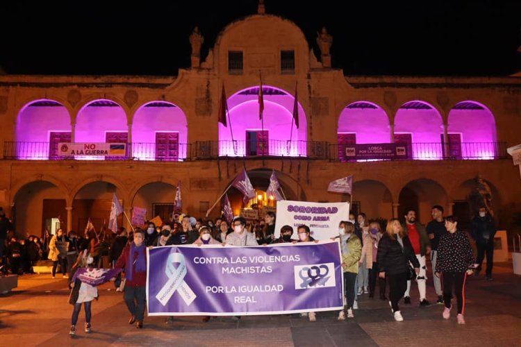 Centenares de personas se concentran en #Lorca para reclamar la igualdad real entre mujeres y hombres, en este 8M