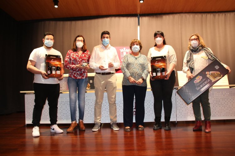 Los ganadores de la VI edición de 'Alhama de Tapas, Cócteles y Dulces' recogen sus premios.
