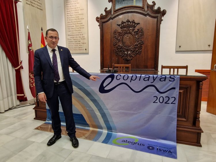 El compromiso del Ayuntamiento de #Lorca con el cuidado de sus playas ????️ consigue la renovación de la bandera ‘Ecoplayas’ de la  ???? Cala de Calnegre