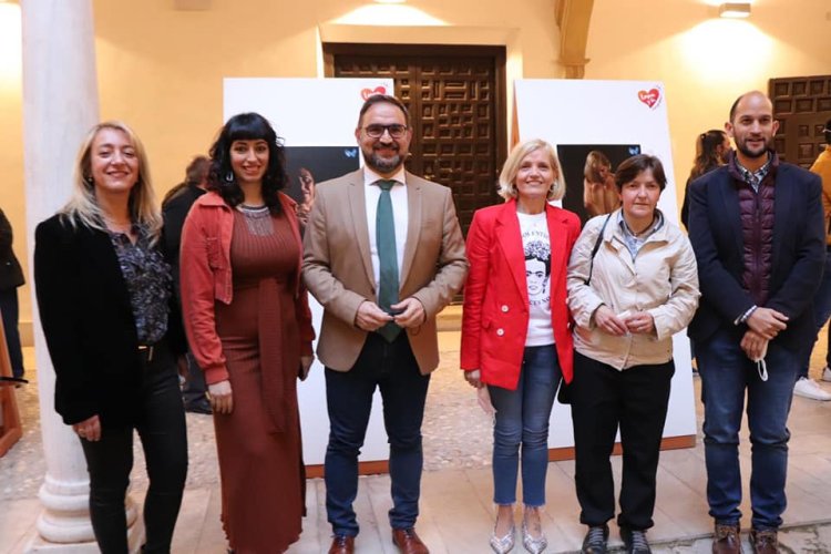El alcalde de Lorca, Diego J. Mateos Molina , ha inaugurado la exposición fotográfica ‘Invisible’, una muestra organizada por Afilor para concienciar sobre la fibromialgia y la realidad de las personas que la padecen