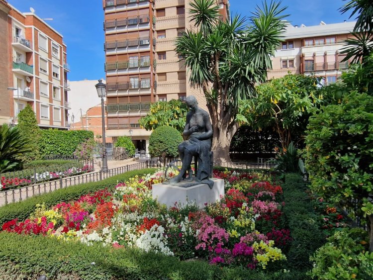 El Ayuntamiento de Lorca inicia la plantación de más de 11.000 plantas en flor que decorarán las plazas y parques del municipio durante la temporada de primavera y verano