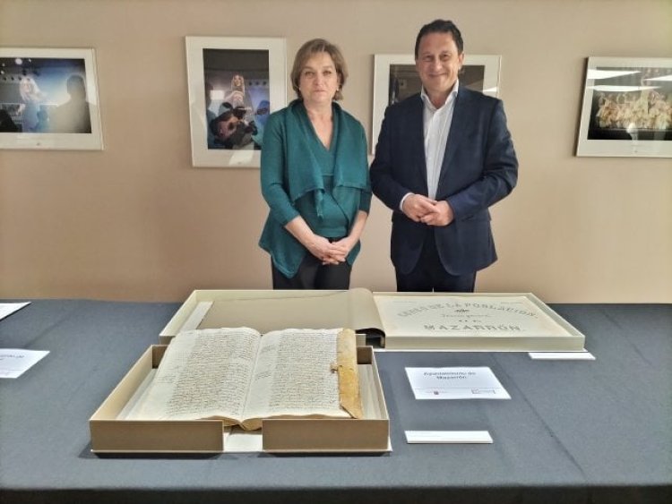 El Alcalde de Mazarrón, Gaspar Miras, asiste al acto organizado por la Dirección General de Patrimonio Cultural donde recibe los documentos municipales históricos restaurados.