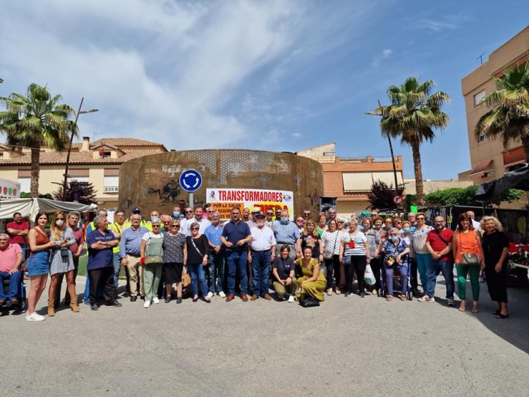 El alcalde de #Lorca, el vicealcalde y miembros de la Corporación Municipal han participado, esta mañana, en la manifestación vecinal para solicitar el traslado de los transformadores eléctricos de la Plaza de los Oficios del barrio de La Viña