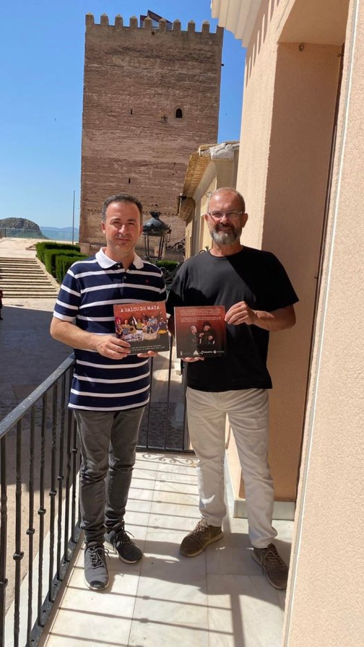 Esta semana Paco Espadas, periodista de Alhama de Murcia, visitó Aledo El motivo de su visita fue para donar varios ejemplares de su última publicación, titulado A Salto de Mata.
