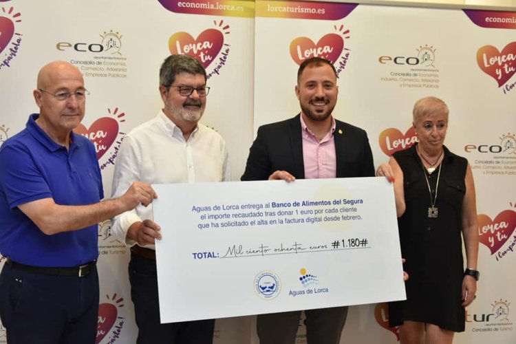 Aguas de Lorca dona el primer cheque al Banco de Alimentos del Segura mostrando su compromiso medioambiental y solidario