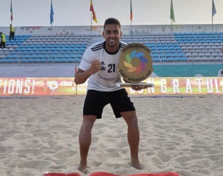 El futbolista mazarronero Chiky Ardil, se ha proclamado campeón de la Euro Winners Cup de fútbol playa con el equipo Casa Benfica en el torneo disputado en Nazaré.