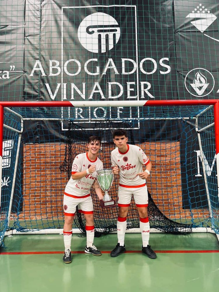 Los mazarroneros Juan Carlos Sánchez Ocaña y Daniel Martínez Ruano, jugadores del Jimbee Cartagena fs, se proclaman campeones de la Copa federación juvenil de Murcia.