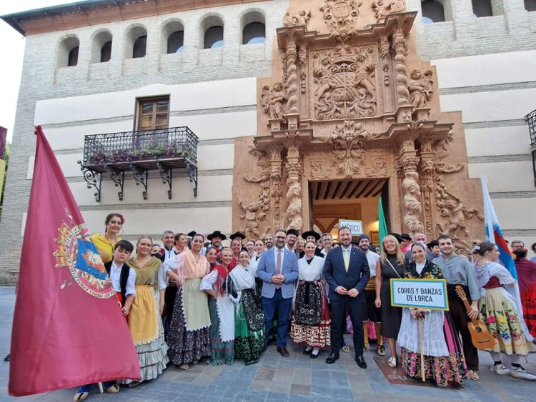 El Palacio de Guevara acogió anoche la recepción institucional a los grupos participantes en el XXXIII Festival Internacional de Folklore "Ciudad de Lorca" organizado por Coros y Danzas de Lorca