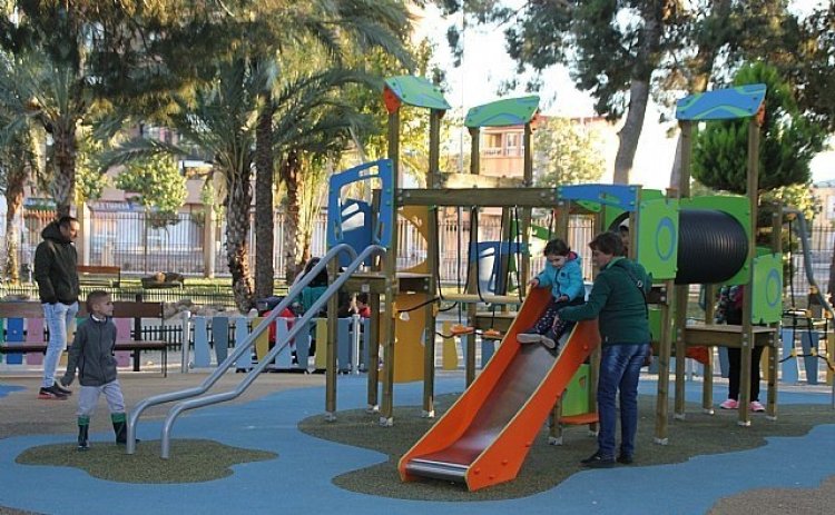Se repararán varios pavimentos amortiguadores de espacios para juegos infantiles en distintos parques de Totana