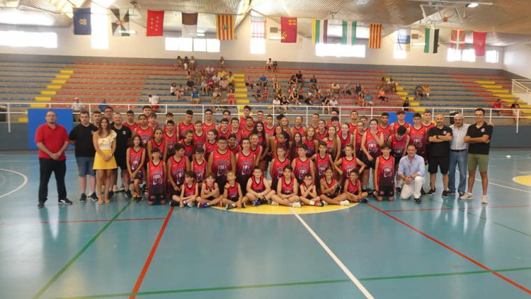 El club de baloncesto Bahía de Mazarrón Basket ha cerrado este sábado la temporada 2021-2022 con una jornada de convivencia entre los jugadores y jugadoras de todas las categorías del club y sus familiares.