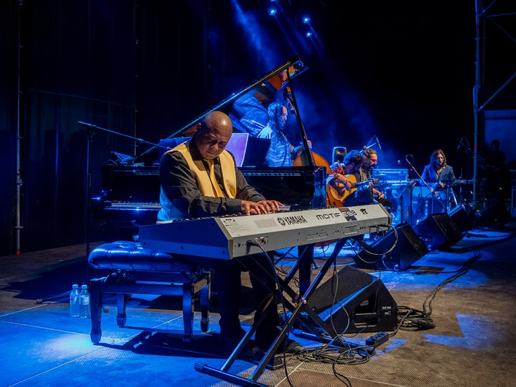 MARES DE PAPEL ⚓ Jazz, rock y flamenco fondean en la bahía de los Mares de Papel en el primer fin de semana de julio