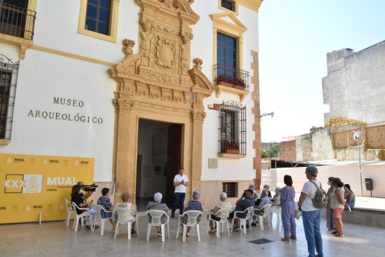 Los participantes de la ‘I Escuela de Verano Senior’, organizada por la Concejalía de Política del Mayor, visitan el Museo Arqueológico de #Lorca