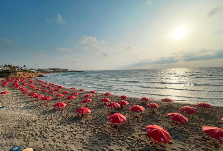 Las playas de Murcia y Alicante amanecen con 600 sombrillas para combatir la ola de calor