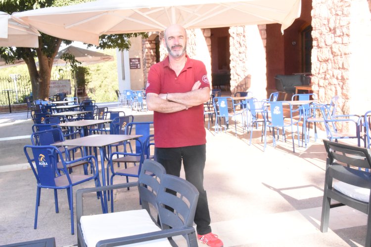 Toda una vida detrás de la barra. Martín Miras Rosa, que se ha dedicado profesionalmente casi toda su trayectoria laboral al mundo de la hostelería, conmemora el primer aniversario de su última aventura, La Santa Café by Martin´s.