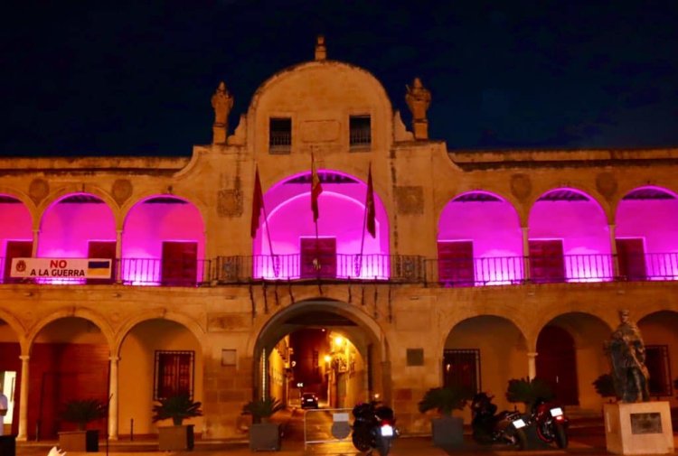 El balcón del Ayuntamiento de Lorca se ha iluminado, esta noche, de fucsia para dar visibilidad al Síndrome de Rett