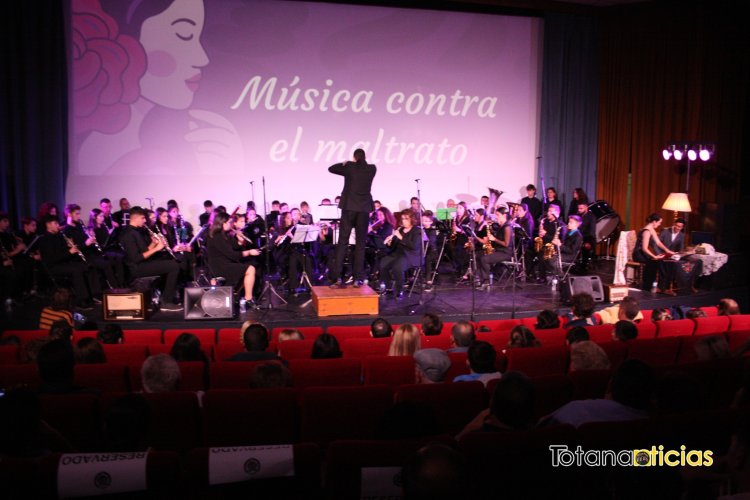 Éxito del concierto "Música contra el maltrato" que ha protagonizado la Agrupación Musical de Totana en el Cine Velasco