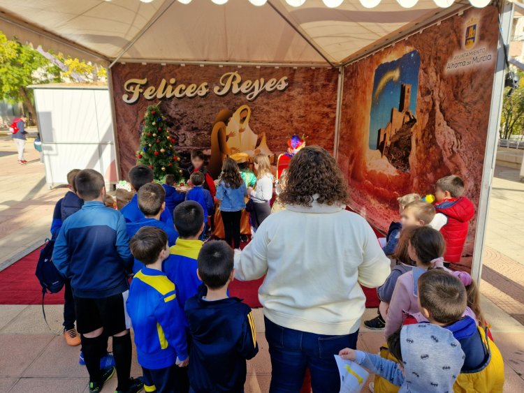 Los Pajes Reales están recogiendo las cartas de las niñas y niños de Alhama para los Reyes Magos este martes 3 y miércoles 4 de enero de 12:00 a 20:00 h.