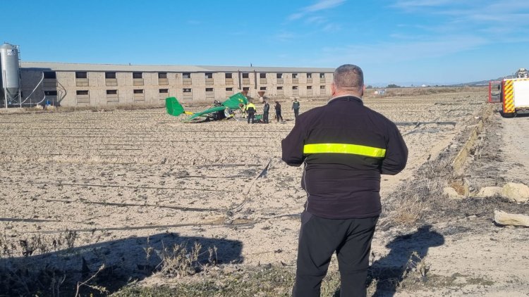 Servicios de emergencia recatan y trasladan a hospital a un piloto de 65 años herido que ha caído mientras volaba su avioneta a unos 500 metros del Aeródromo en Totana