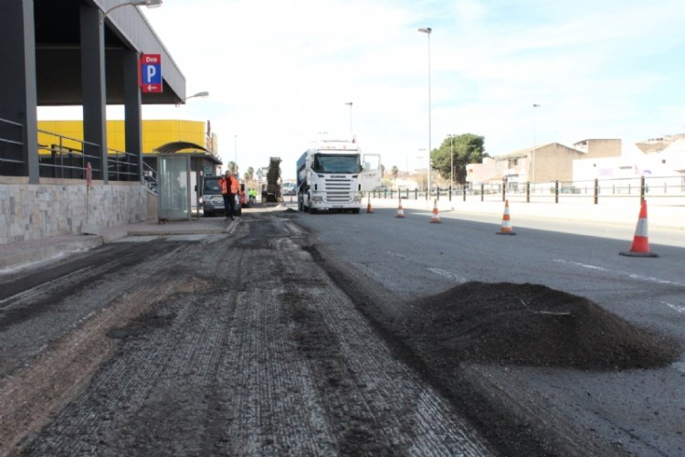 Comienzan los trabajos de reposición de asfalto sobre más de 16.000 metros cuadrados en diferentes zonas del casco urbano, El Paretón y caminos rurales por importe de 500.000 euros