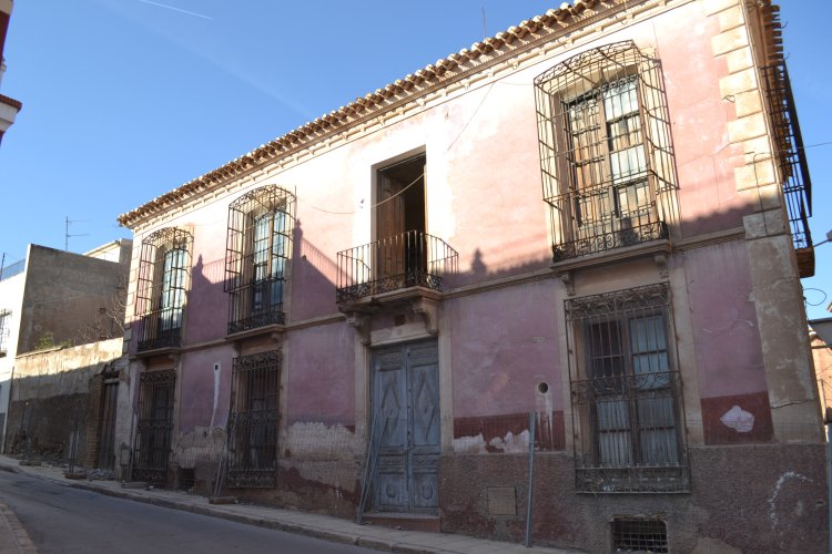 Vecinos Centro Totana y Barrio Sana José: Que desde hace tiempo existen en la calle Mayor Sevilla unos inmuebles deteriorados y en estado semi ruinoso.