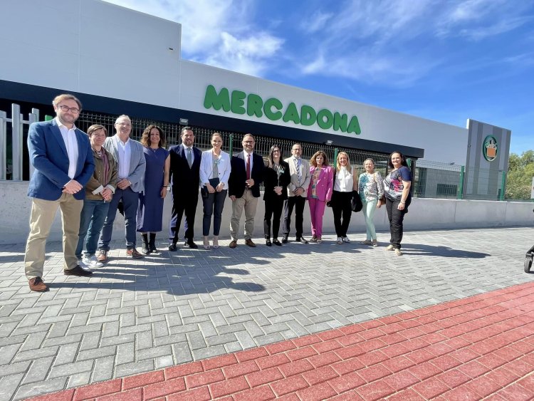 El alcalde de Lorca acompaña a directivos de Mercadona en la apertura de sus nuevas instalaciones en el barrio de Apolonia