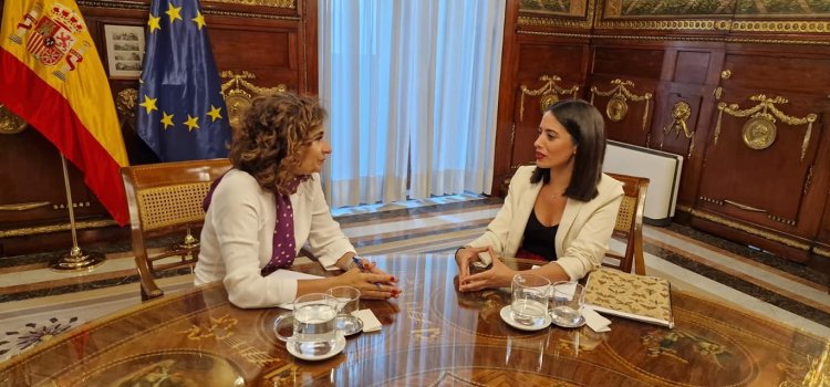 Isa Molino se reúne con la Ministra de Hacienda, María Jesús Montero, en busca de soluciones para hacer frente a la deuda del Ayuntamiento de Totana.