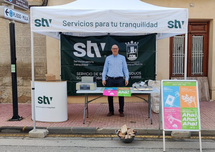 El servicio de recogida de residuos y limpieza viaria para el Ayuntamiento Alhama de Murcia AHA! ha vuelto hoy al mercado de la localidad para informar  sobre la recogida de muebles, enseres, voluminosos, pequeñas podas y escombros de obra.