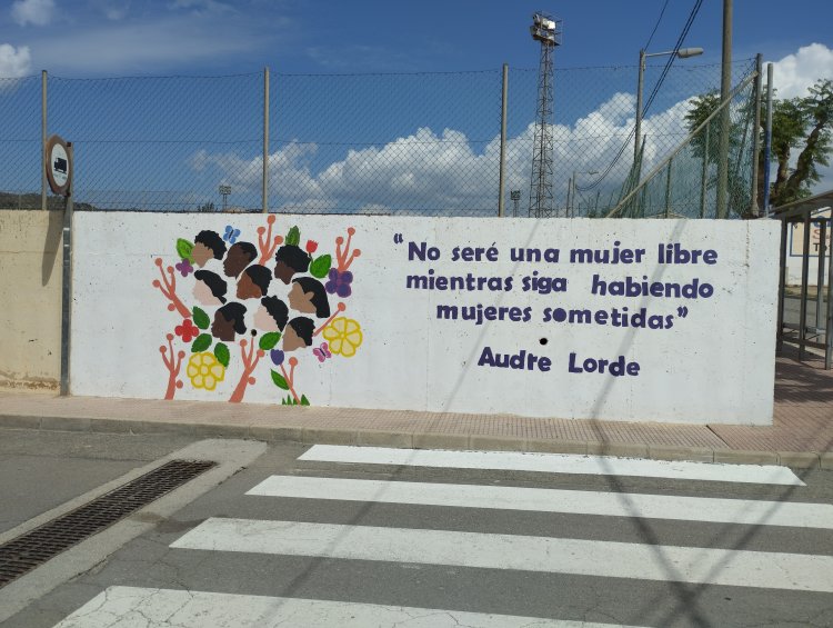 Vecinas de Totana pintan el mural "Pintamos la igualdad" por el 8M
