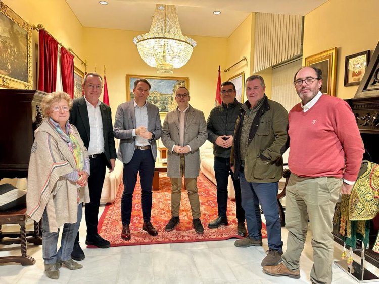 El alcalde de #Lorca, Fulgencio Gil, anuncia el nombramiento del director y productor audiovisual Pablo Guerrero como pregonero de la Semana Santa 2024 a propuesta del Paso Azul Lorca.