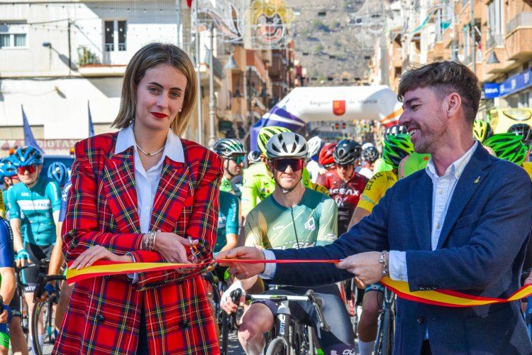 María Isabel Carrillo, concejala de Deportes, corta la cinta de salida de la VII Vuelta Ciclista al Guadalentín-Región